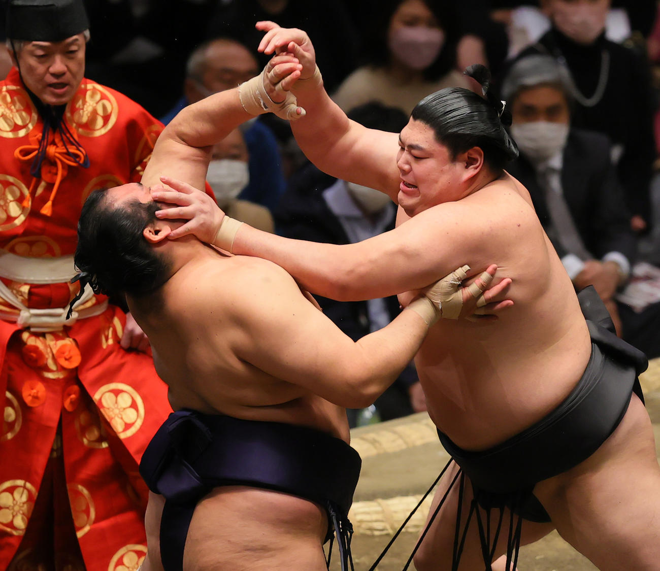 千代の国（左）を押し出しで破る阿炎（撮影・野上伸悟）