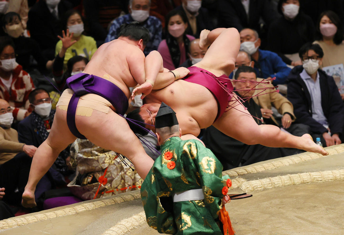 同体で取り直しとなった明生（左）と御嶽海の一番（撮影・野上伸悟）