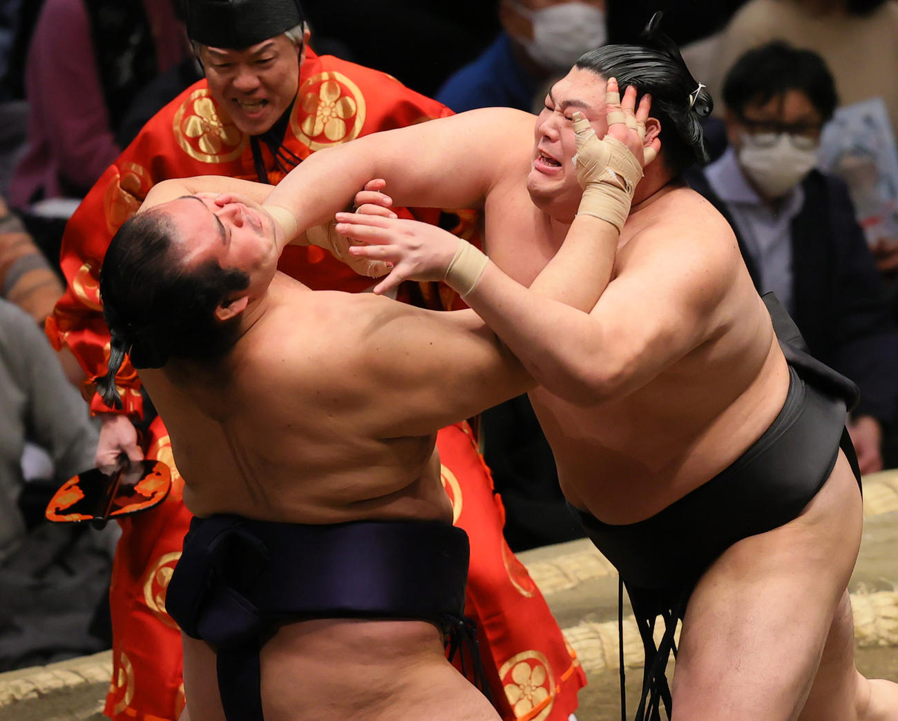 千代の国（左）を押し出しで破る阿炎（撮影・野上伸悟）