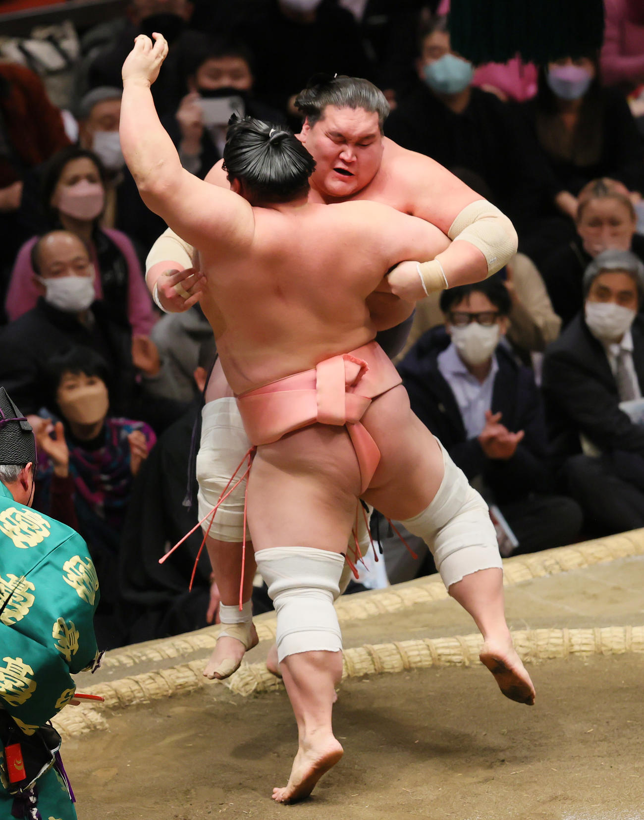 宇良（手前）の寄りをこらえる照ノ富士（撮影・野上伸悟）