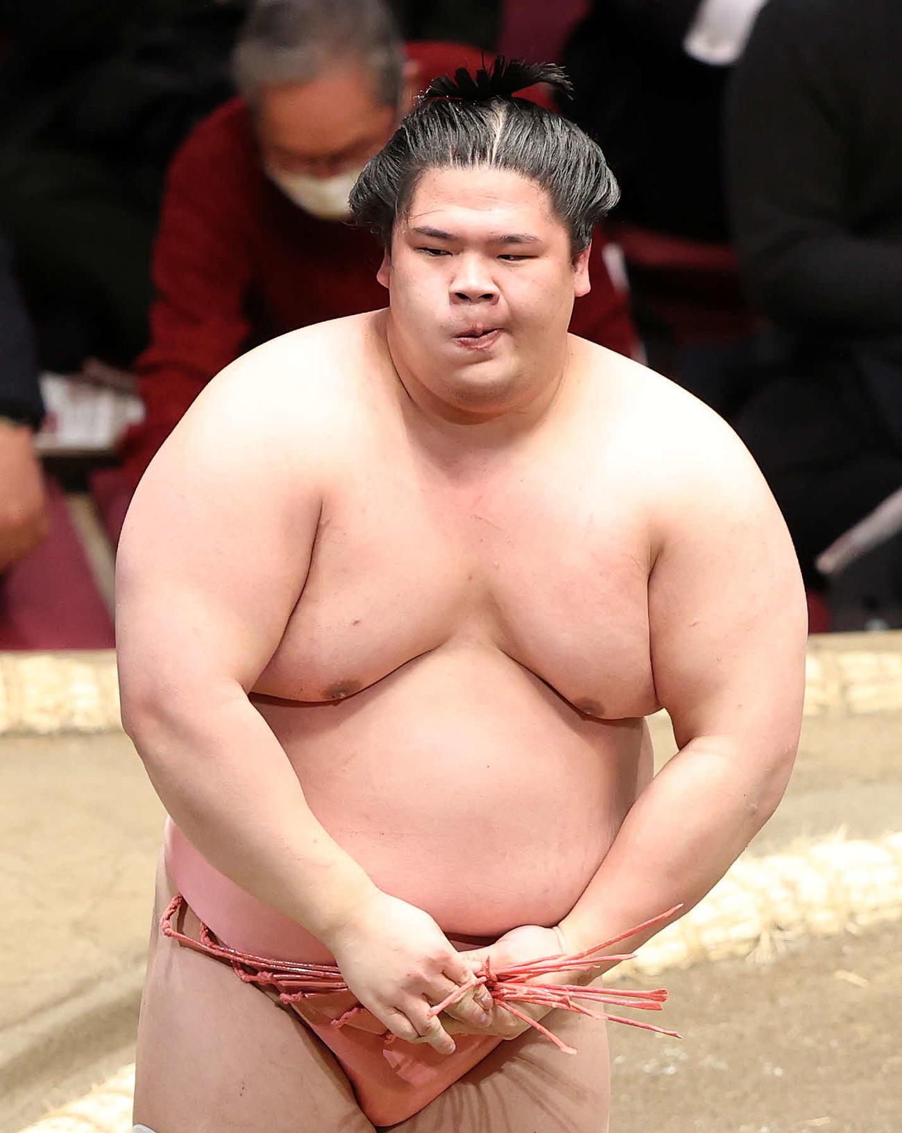 照ノ富士に突き落としで敗れ悔しそうな表情を見せる宇良（撮影・鈴木正人）