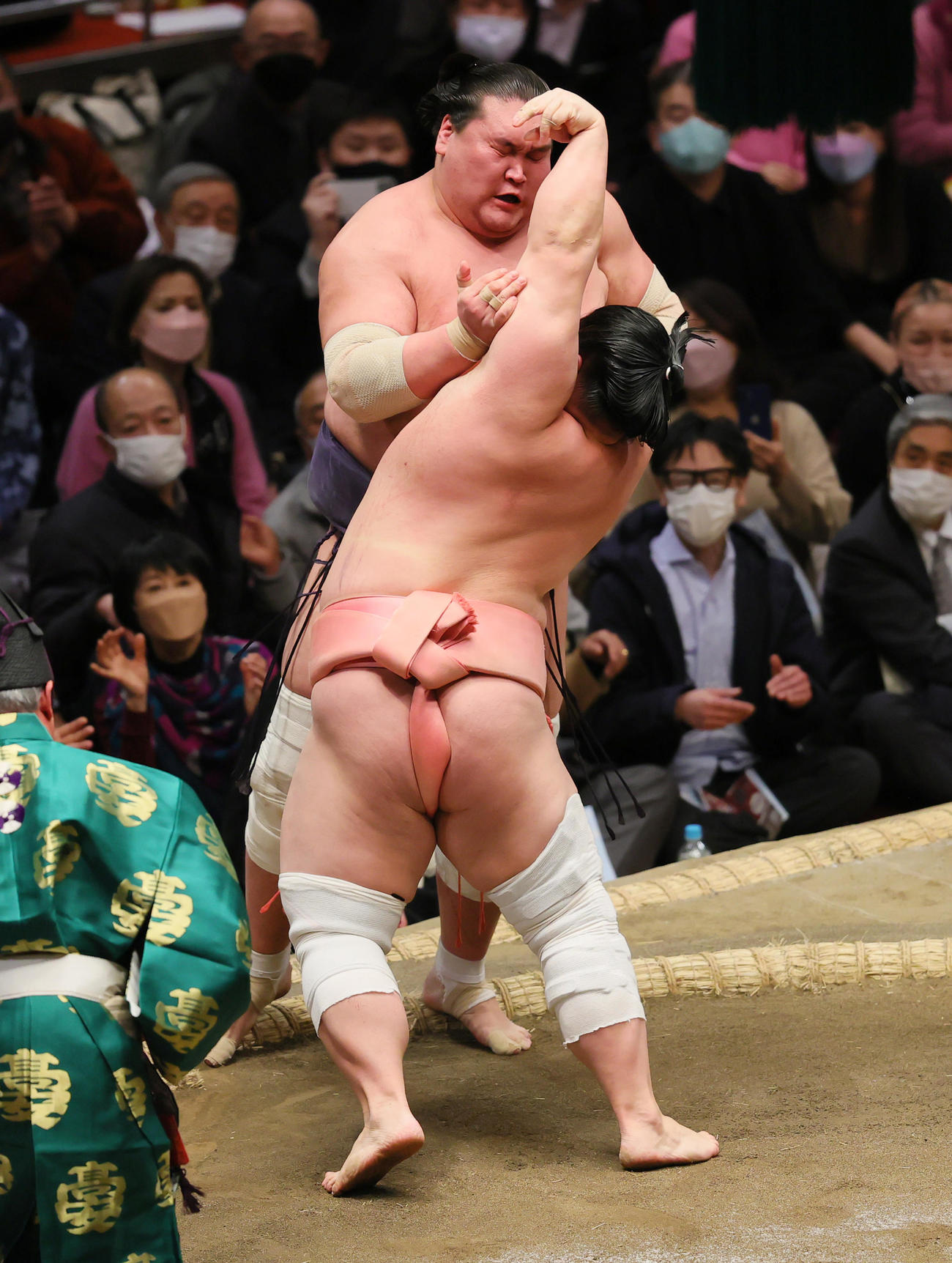 宇良（手前）の寄りをこらえる照ノ富士（撮影・野上伸悟）