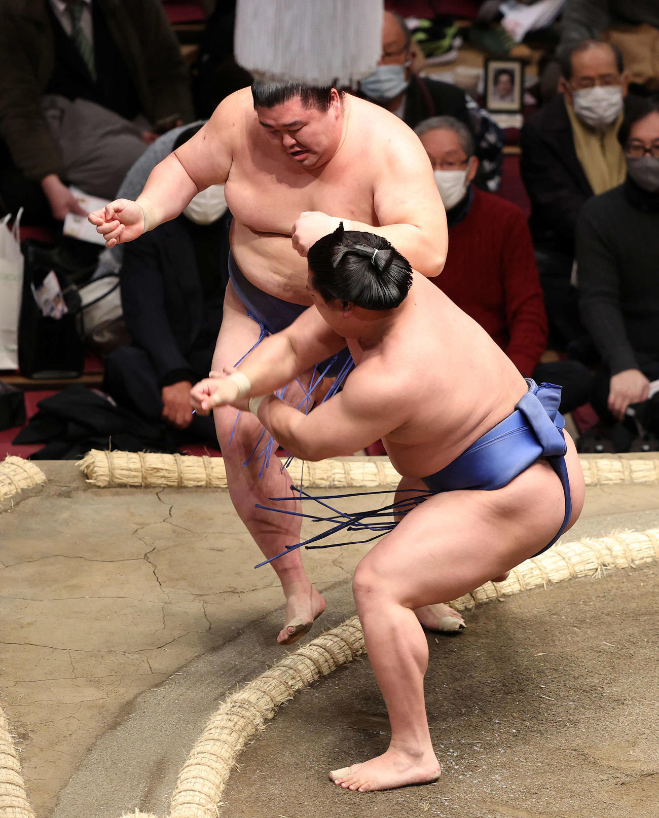 若隆景（手前）の勇み足で正代の白星（撮影・鈴木正人）