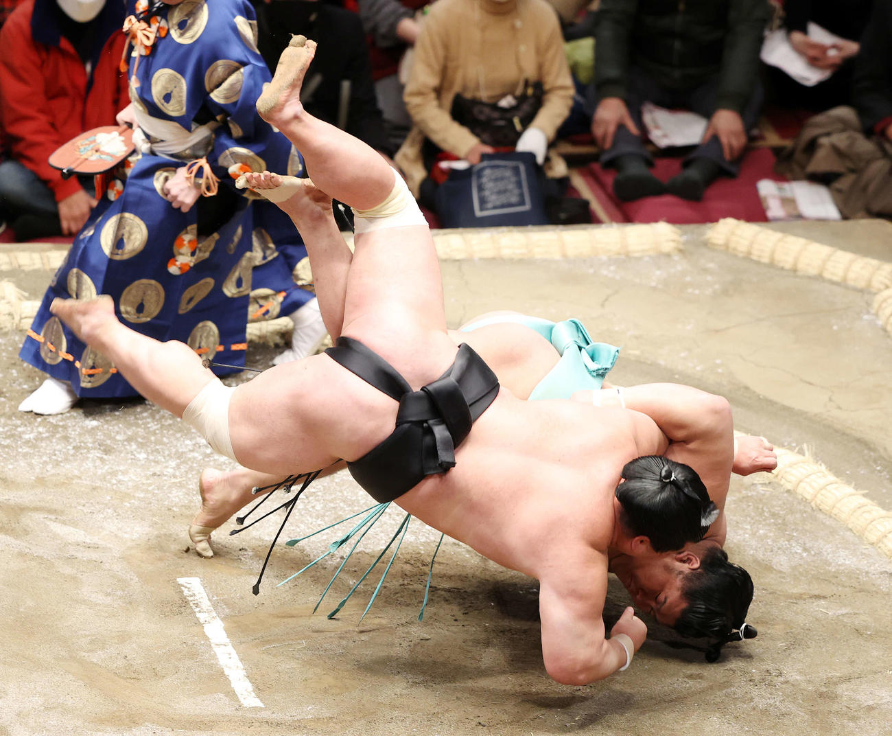 天空海（後方）をすくい投げで破る妙義龍（撮影・鈴木正人）