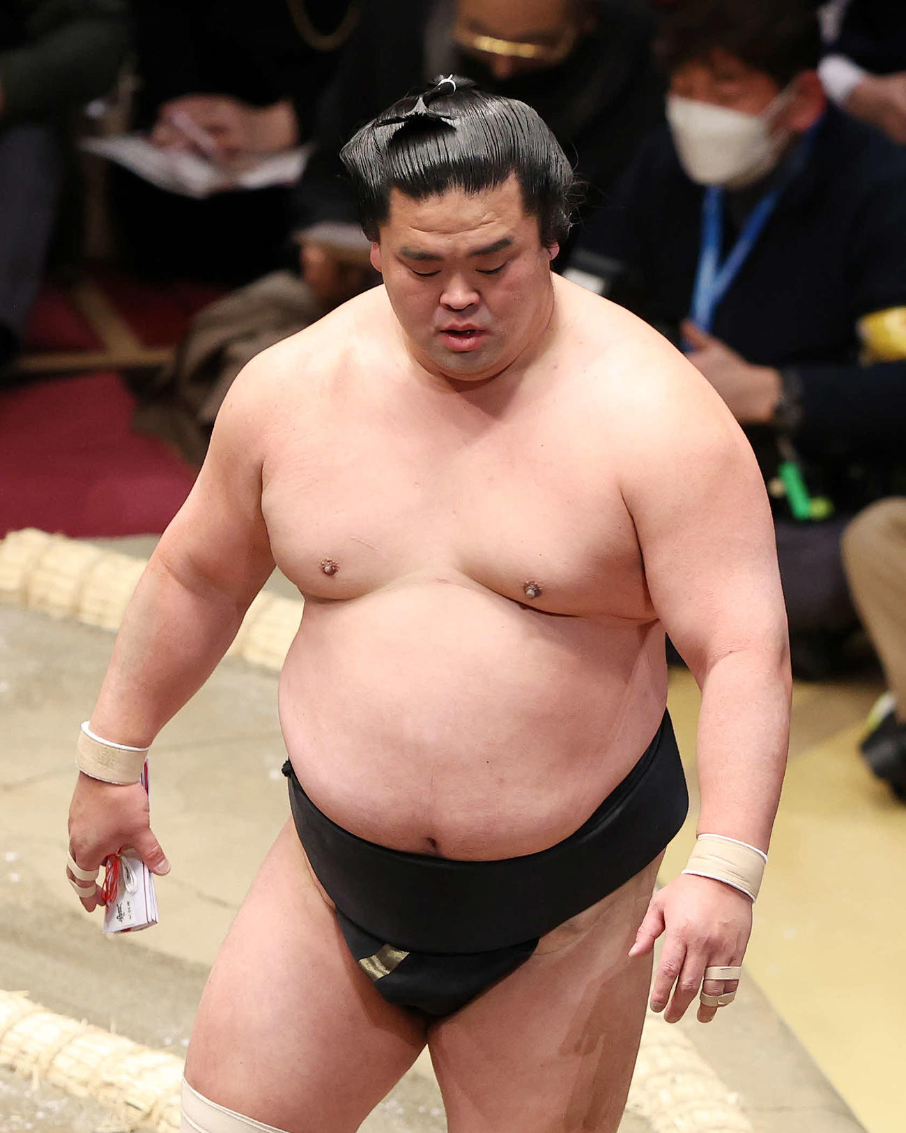 懸賞金を手に土俵を引き揚げる妙義龍（撮影・鈴木正人）