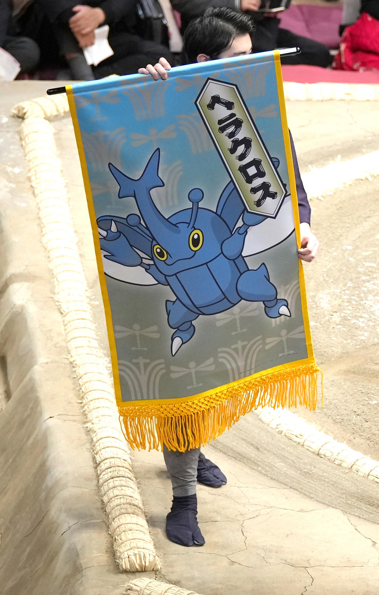 北勝富士と千代翔馬の一番で懸けられた1本ヅノポケモン　へラクロス（撮影・小沢裕）