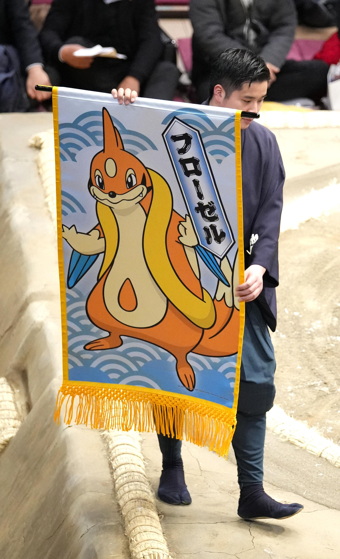 一山本と千代丸の一番に懸けられた、うみイタチポケモン　フローゼルの懸賞旗（撮影・小沢裕）