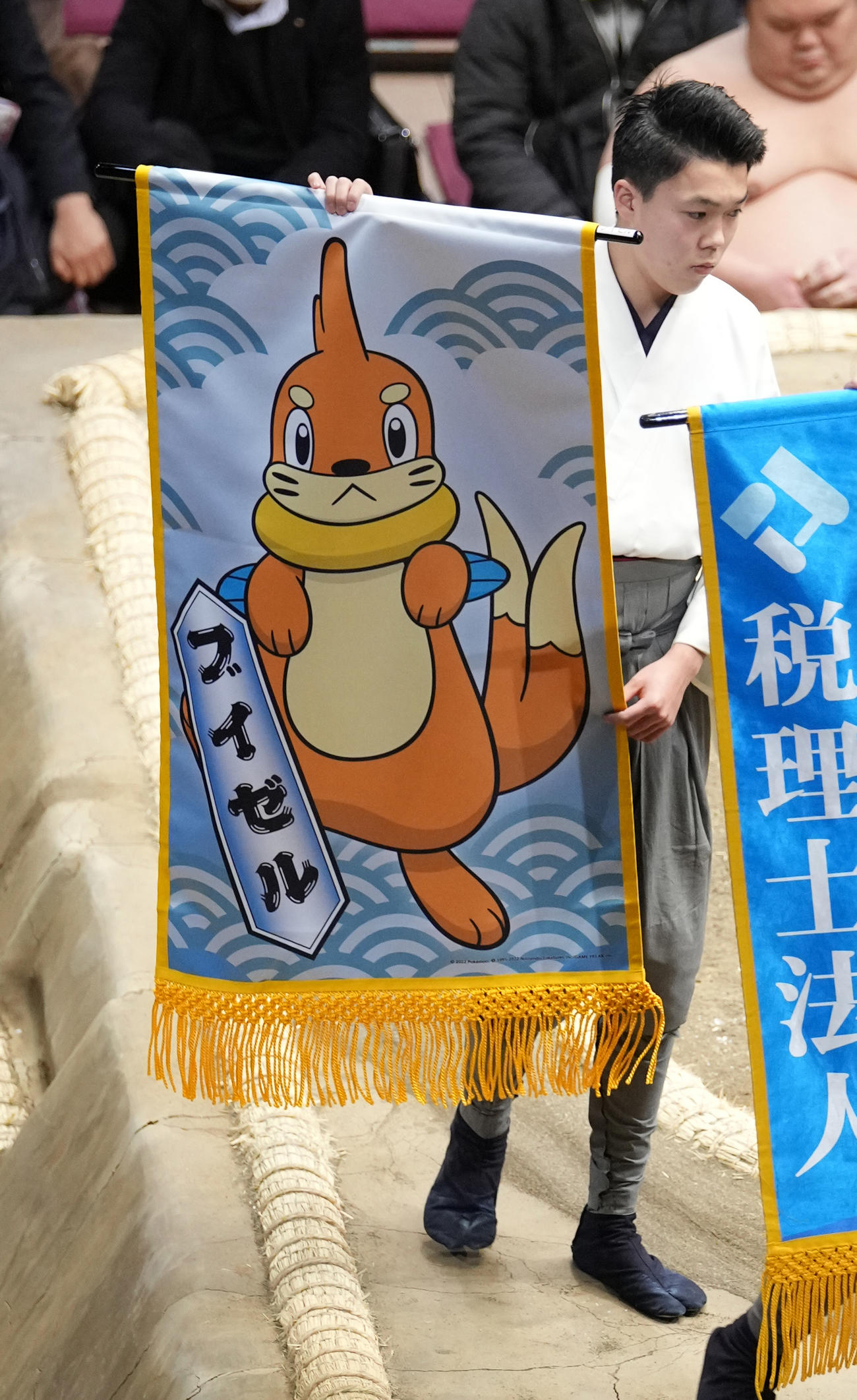 若元春と琴ノ若の一番で懸けられたうみイタチポケモンブイゼルの懸賞旗（撮影・小沢裕）