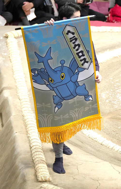 北勝富士と千代翔馬の一番で懸けられた1本ヅノポケモン　へラクロス（撮影・小沢裕）