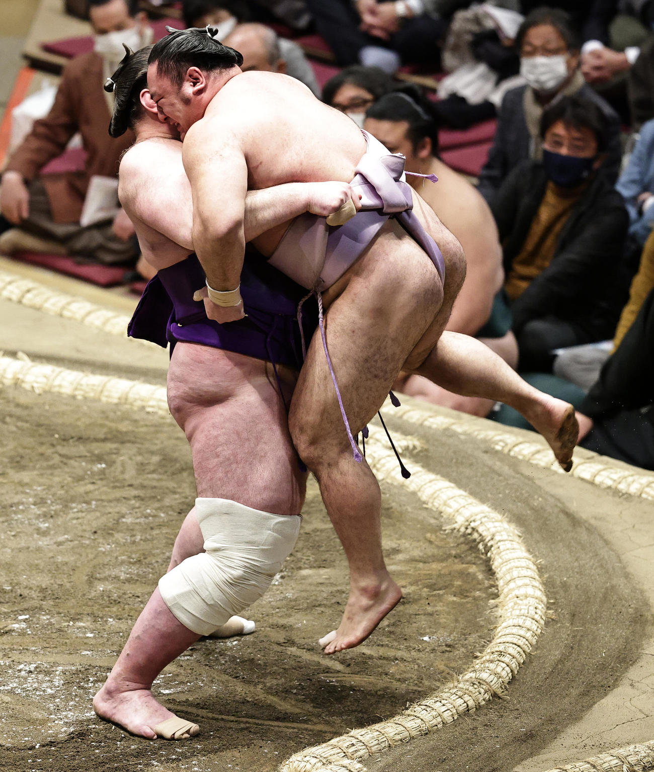 琴恵光（右）を吊り出しで破る栃ノ心（撮影・中島郁夫）