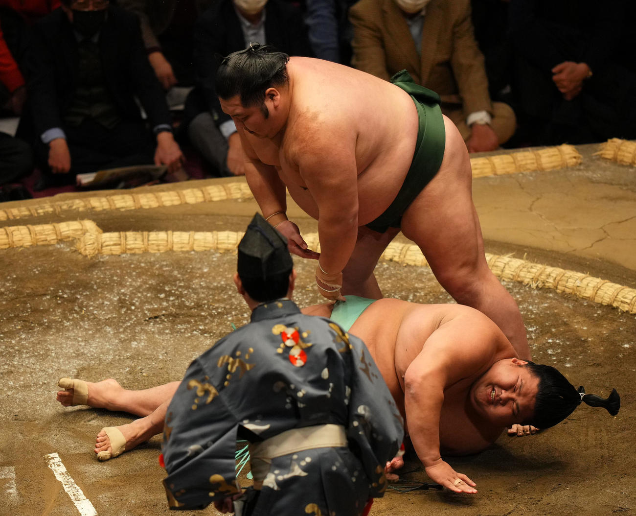 天空海（右）を引き落としで破る千代大龍（撮影・横山健太）