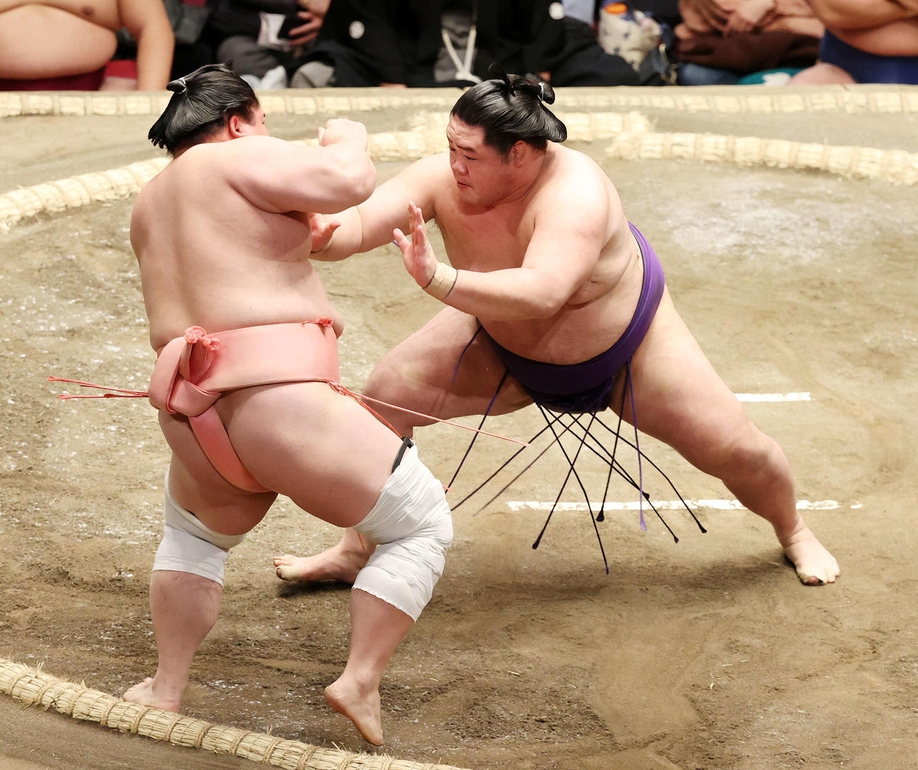 宇良（左）を押し出しで破る明生（撮影・鈴木正人）