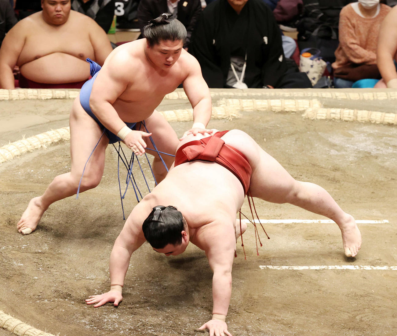 隆の勝（右）を突き落としで破る若隆景（撮影・鈴木正人）