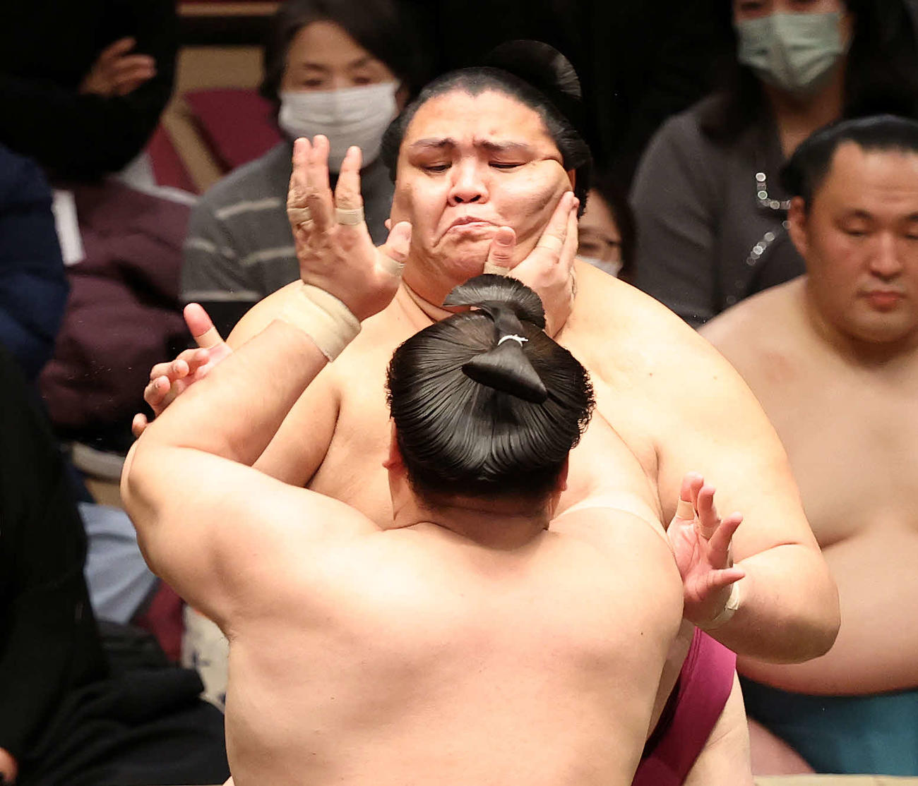 霧馬山（手前）の攻めを耐える御嶽海（撮影・鈴木正人）