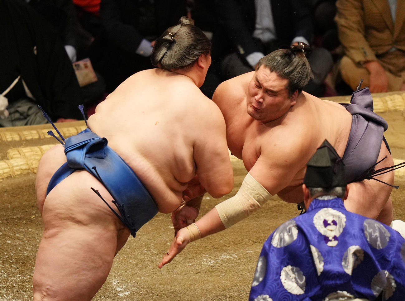 激しくぶつかり合う照ノ富士（右）と逸ノ城（撮影・横山健太）