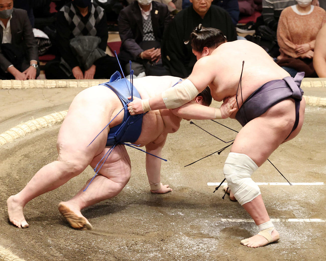 逸ノ城（左）を上手投げで破る照ノ富士（撮影・鈴木正人）