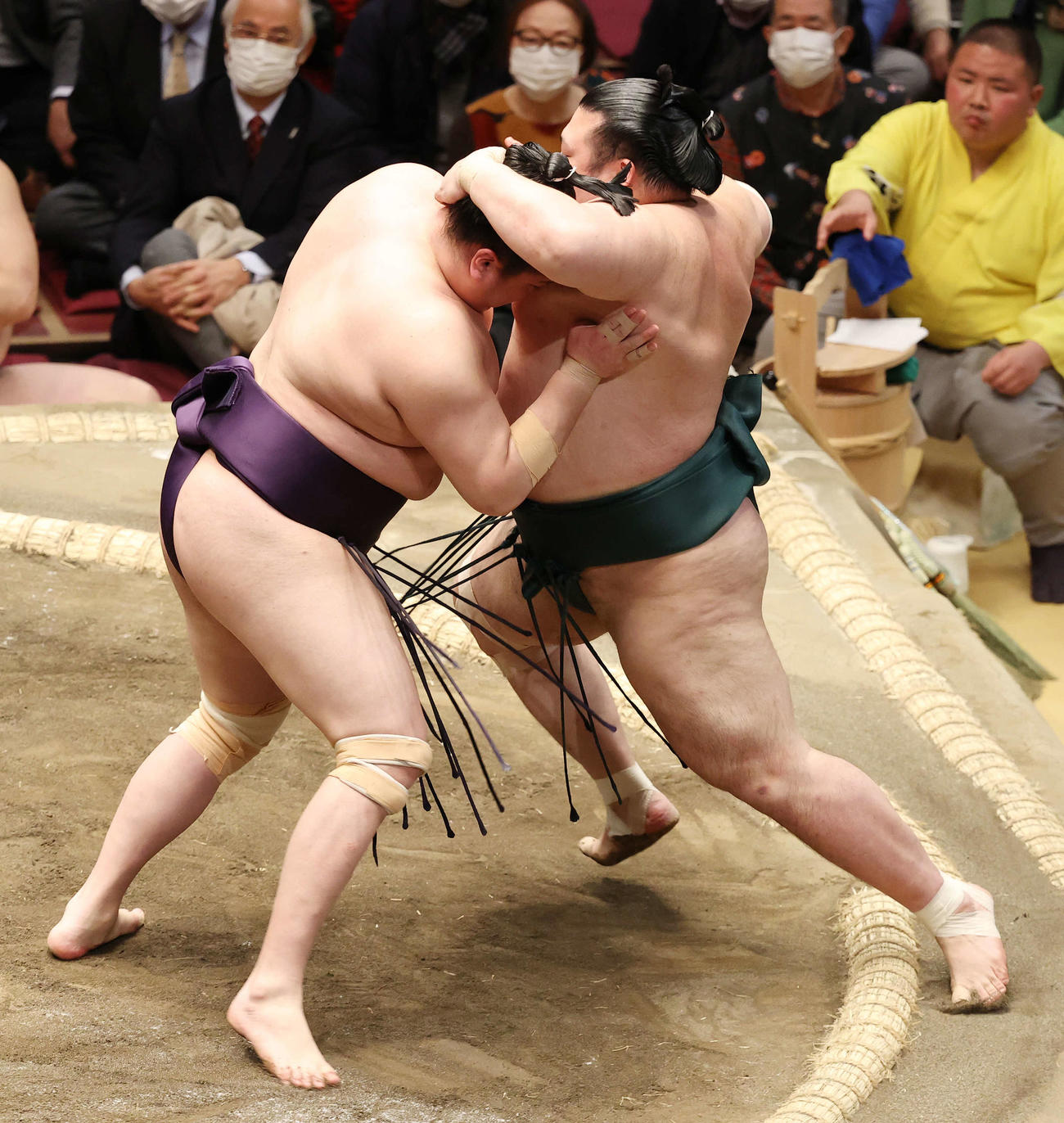豊山（右）を押し出しで破る一山本（撮影・鈴木正人）