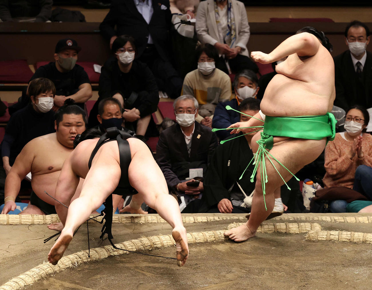 若元春（右）を下手投げで破る千代丸（撮影・鈴木正人）