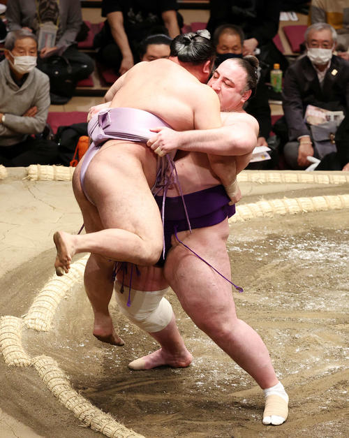 琴恵光（左）をつり出しで破る栃ノ心（撮影・鈴木正人）