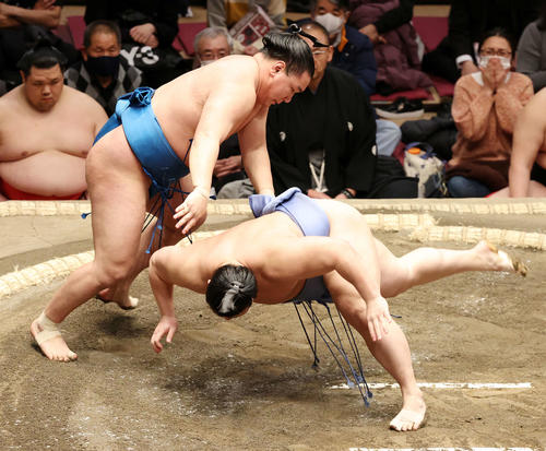 翔猿（下）をはたき込みで破る豊昇龍（撮影・鈴木正人）
