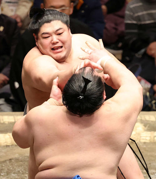 北勝富士（手前）を激しく攻める阿炎（撮影・鈴木正人）
