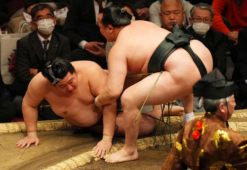 千代翔馬（右）に上手出し投げで敗れる遠藤（撮影・横山健太）