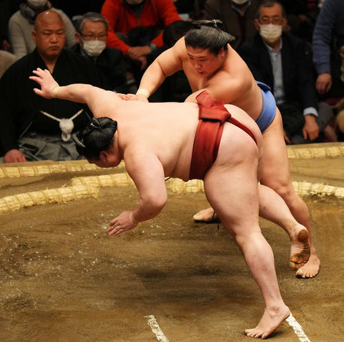 隆の勝（左）を突き落としで破る若隆景（撮影・横山健太）