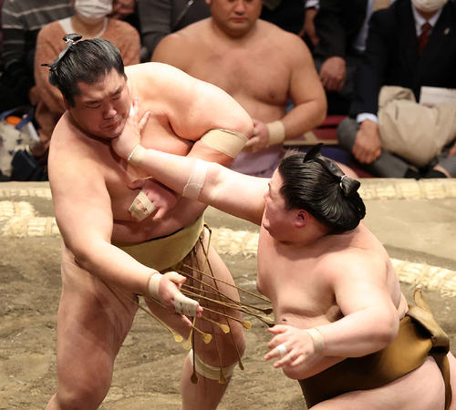 王鵬（右）の攻めを耐える輝（撮影・鈴木正人）