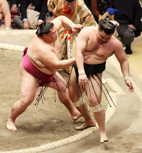 霧馬山（右）を押し出しで破る御嶽海（撮影・鈴木正人）