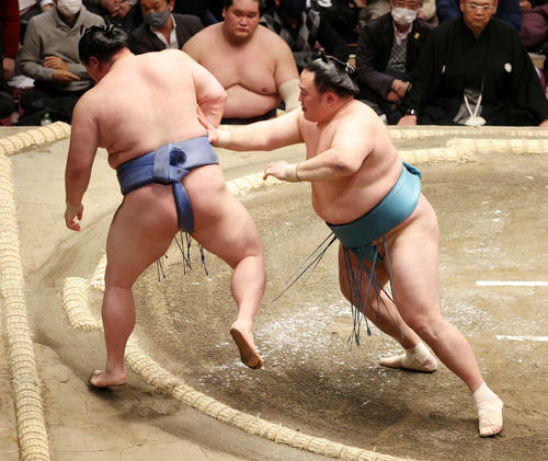 正代（左）を押し出しで破る玉鷲（撮影・鈴木正人）