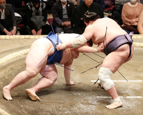 逸ノ城（左）を上手投げで破る照ノ富士（撮影・鈴木正人）