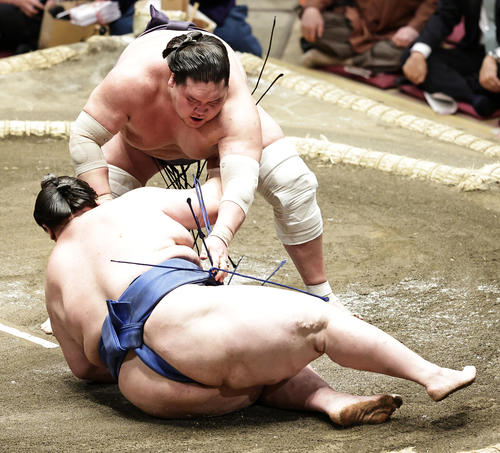 逸ノ城（下）を上手投げで破る照ノ富士（撮影・中島郁夫）