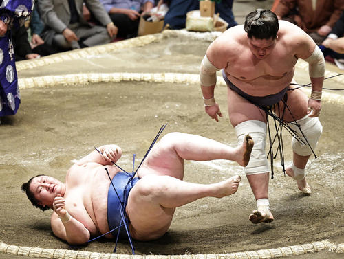 逸ノ城（左）を上手投げで破る照ノ富士（撮影・中島郁夫）