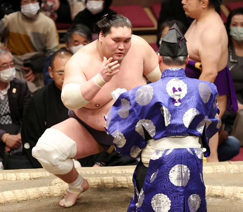 懸賞金を受け取る照ノ富士（撮影・鈴木正人）