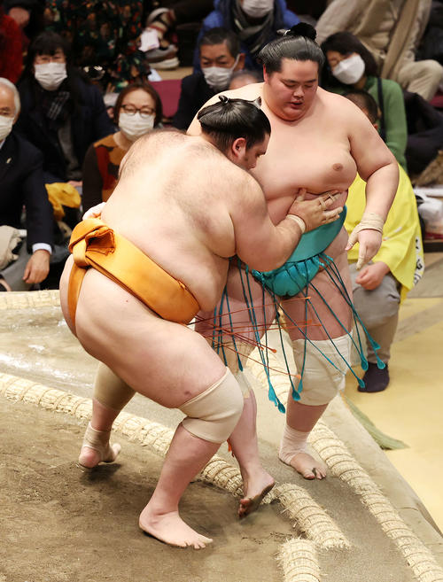 琴ノ若（右）を寄り切りで破る魁聖（撮影・鈴木正人）