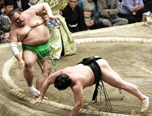 若元春（右）を下手投げで破る千代丸（撮影・中島郁夫）