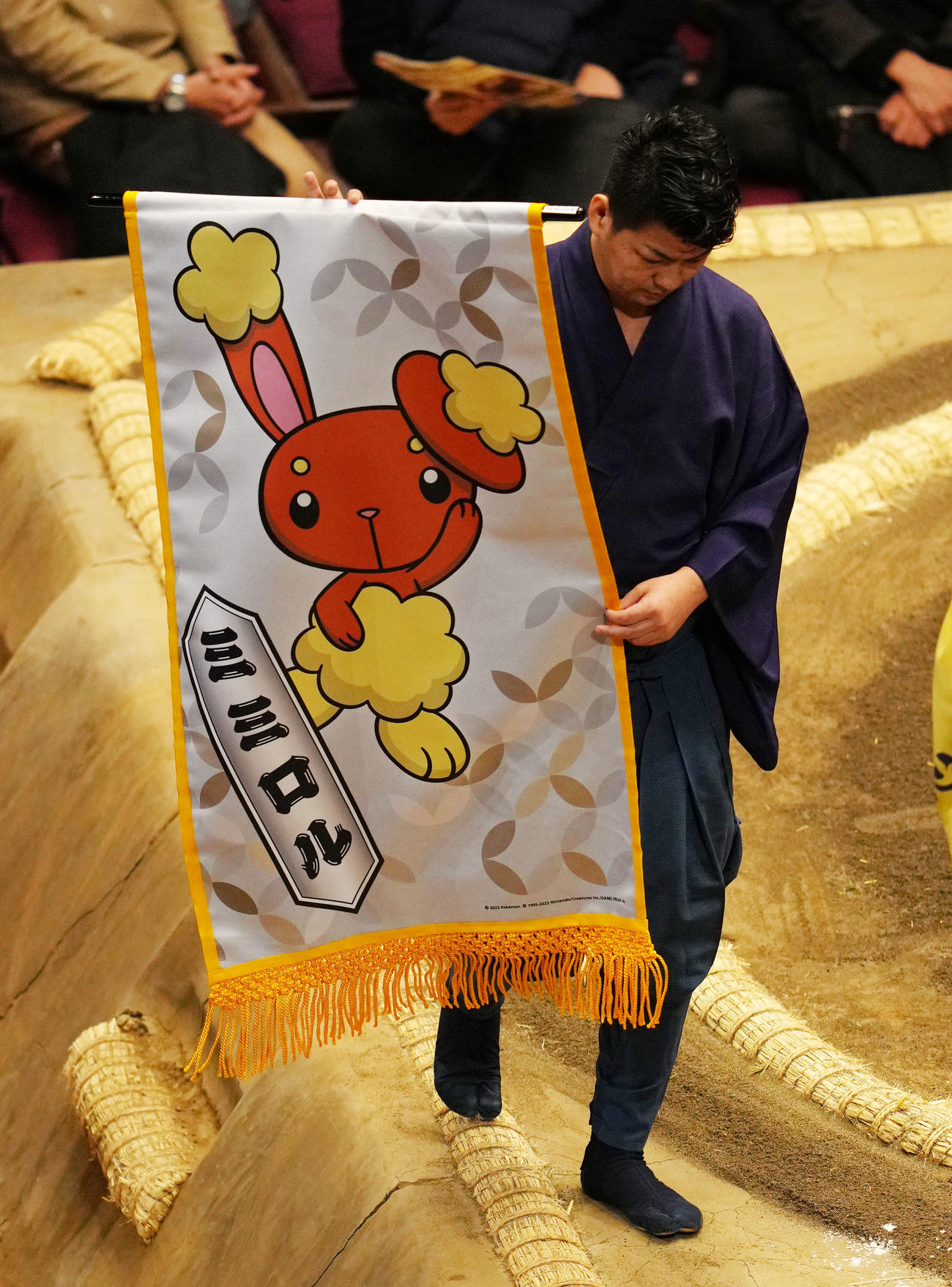 うさぎポケモン「ミミロル」の懸賞旗（撮影・横山健太）
