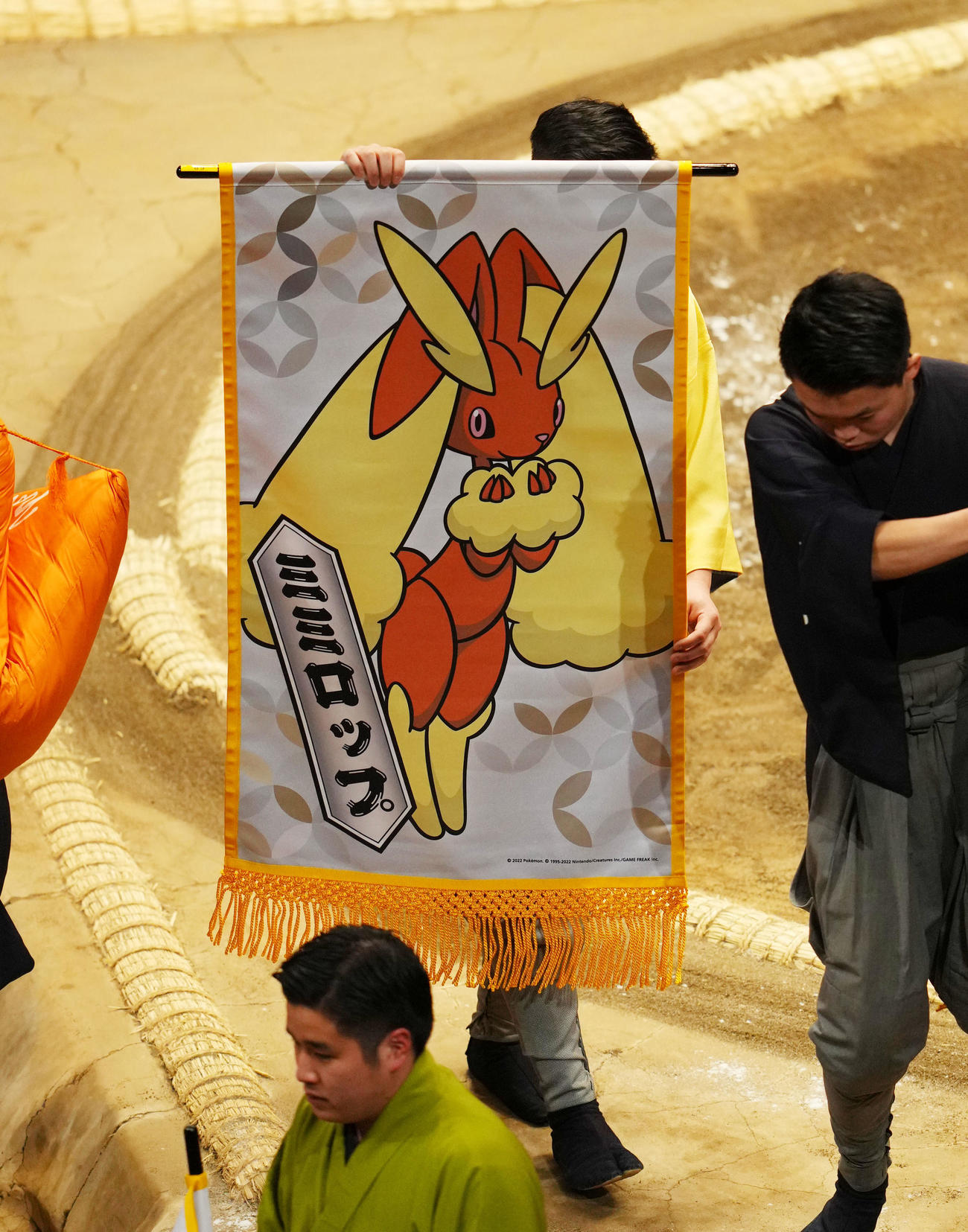 うさぎポケモン「ミミロップ」の懸賞旗（撮影・横山健太）