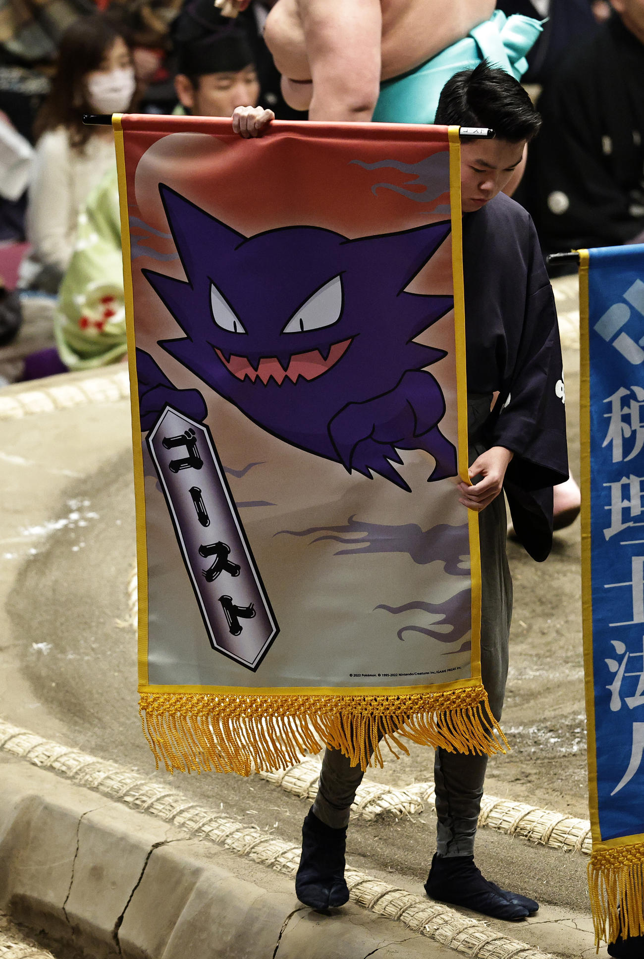 琴ノ若と魁聖の一番で掲げられたガスじょうポケモン　ゴーストの懸賞旗（撮影・中島郁夫）