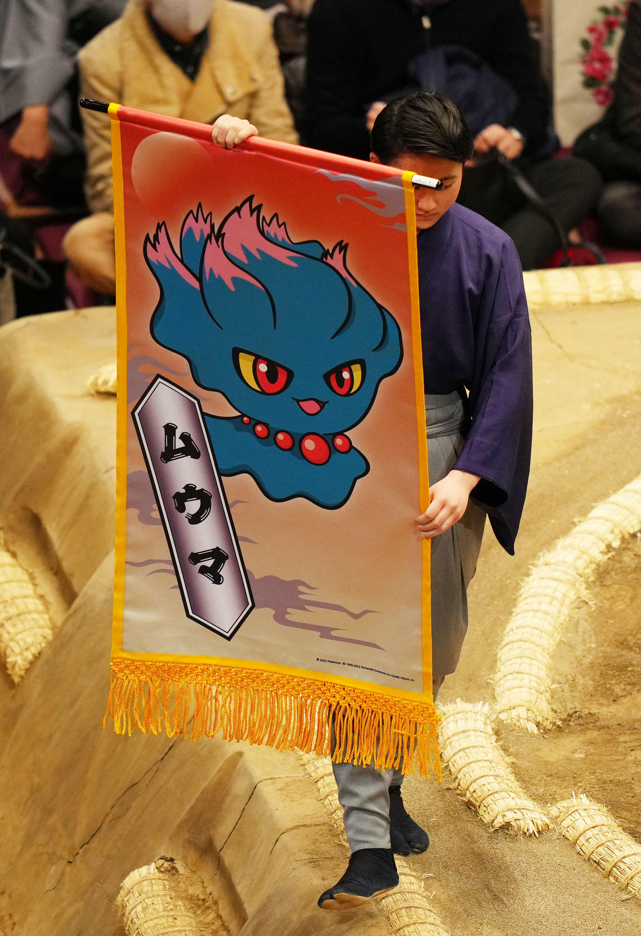 よなきポケモン「ムウマ」の懸賞旗（撮影・横山健太）