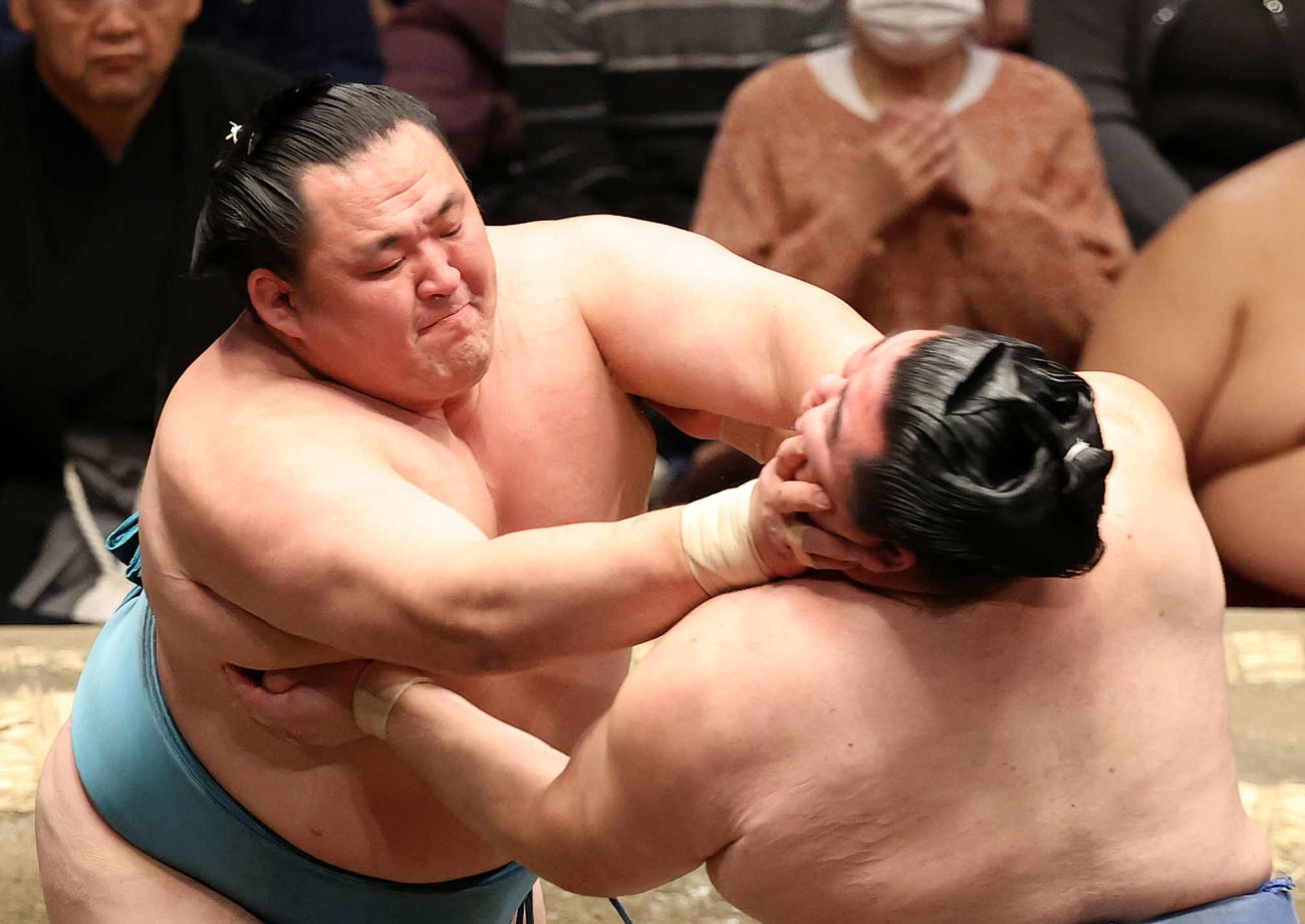 正代（右）を激しく攻める玉鷲（撮影・鈴木正人）