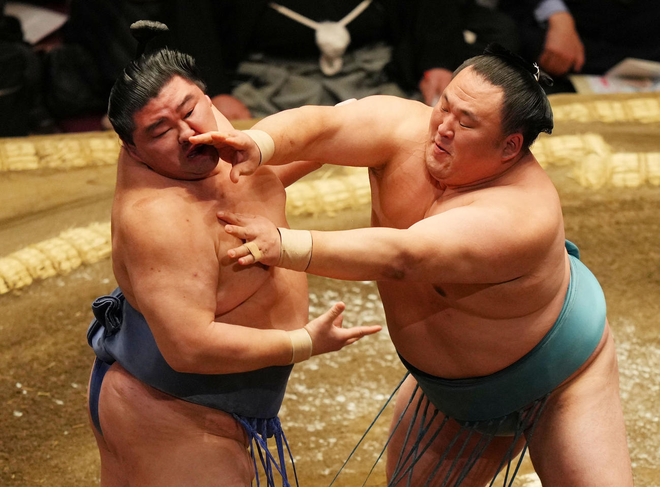 正代（左）を攻める玉鷲（撮影・横山健太）