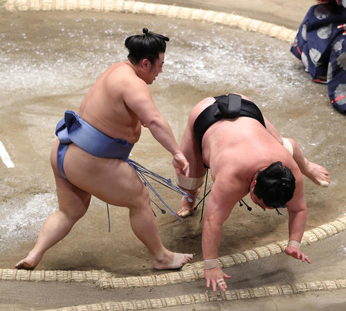 妙義龍（右）を突き落とす翔猿（撮影・河野匠）