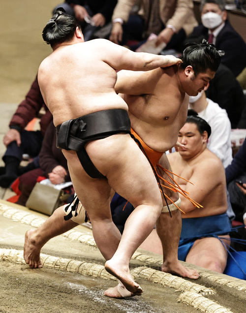 志摩ノ海（右）を上手投げで破る阿炎（撮影・中島郁夫）