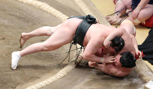 阿武咲（右）を寄り倒す千代翔馬（撮影・河野匠）