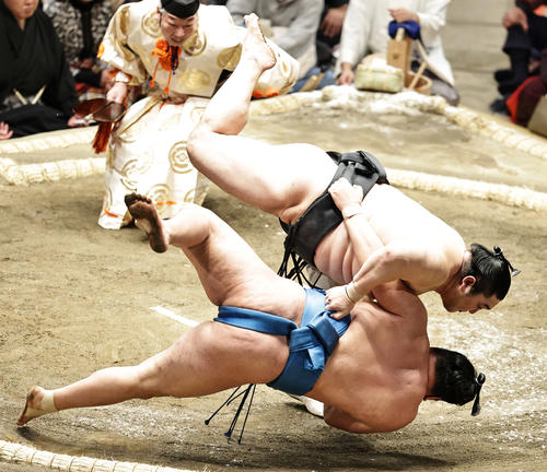 豊昇龍（下）を上手投げで破る隠岐の海（撮影・中島郁夫）