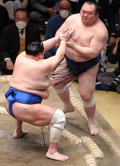 北勝富士（左）に押し出される宝富士（撮影・河野匠）
