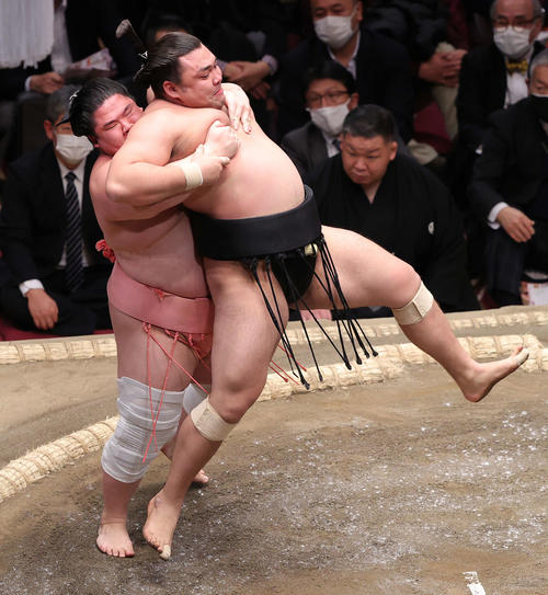 霧馬山（右）を抱え上げる宇良（撮影・河野匠）