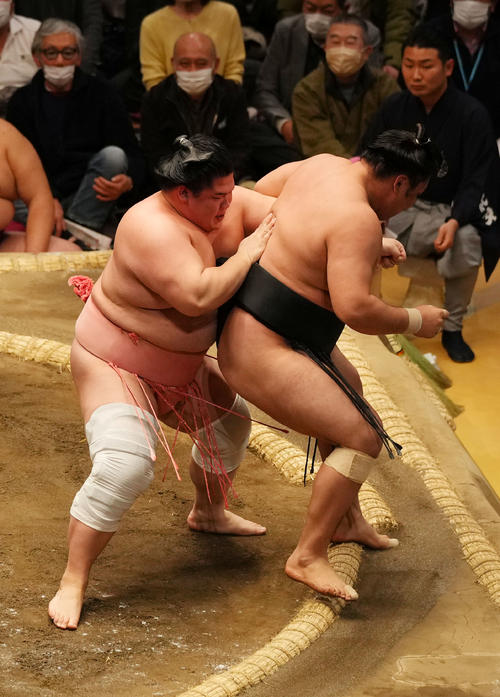 霧馬山（右）を送り出しで破る宇良（撮影・横山健太）