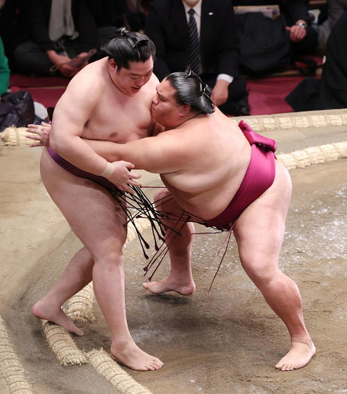 遠藤（左）を押し出す御嶽海（撮影・河野匠）
